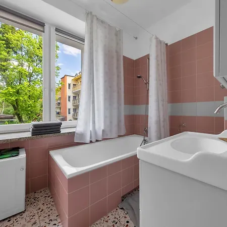 70m2 Wola - Location, 2 Bedrooms, 1st Floor - By Rentujemy 华沙